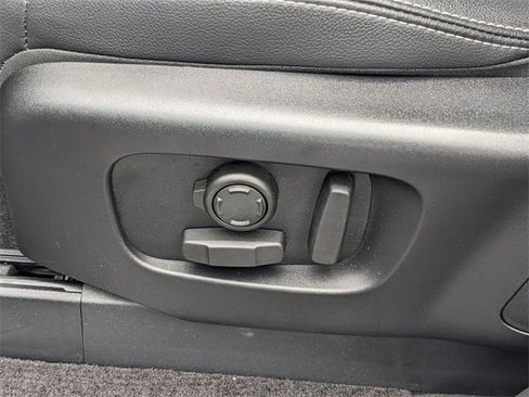 Used 2024 Land Rover Discovery S image 23