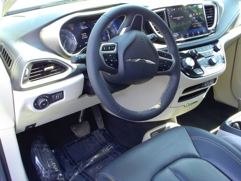 Used 2023 Chrysler Pacifica Touring-L FWD image 16