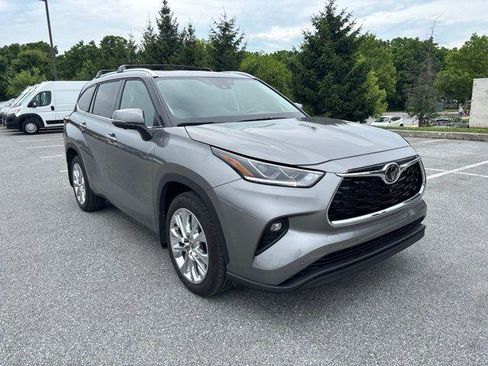 Certified 2025 Toyota Highlander Limited AWD/4WD image 3