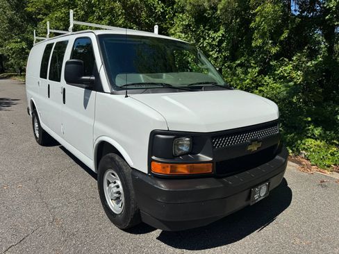 Used 2017 Chevrolet Express 2500 RWD image 3