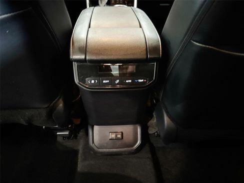 Used 2024 Toyota Highlander XSE FWD image 19