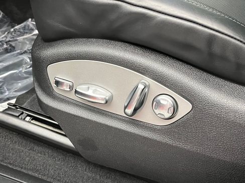 Used 2025 Porsche Macan image 25