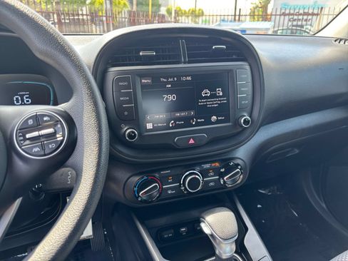 Used 2025 Kia Soul LX w/ LX Technology Package FWD image 17