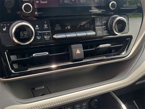 Used 2022 Toyota Highlander XLE image 34