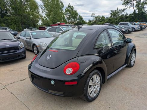 Used 2009 Volkswagen Beetle Coupe FWD image 3