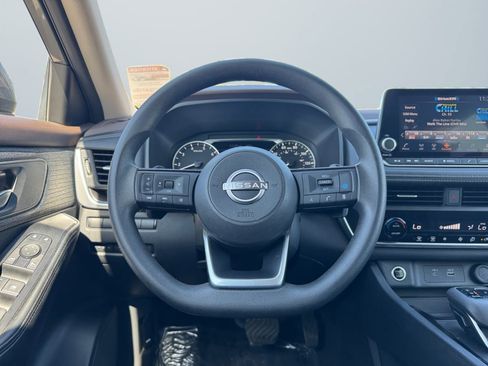 Used 2023 Nissan Rogue SV image 11