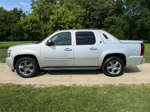 Used 2013 Chevrolet Avalanche LTZ AWD/4WD image 3