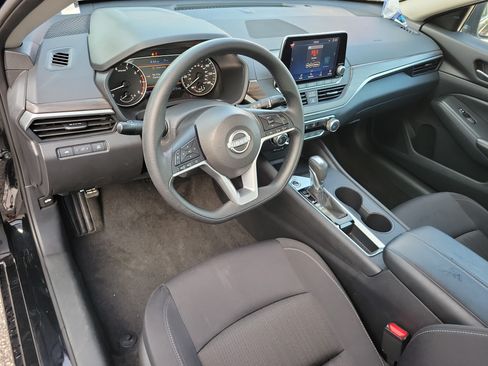 Used 2025 Nissan Altima 2.5 SV FWD image 8