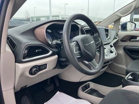 Used 2018 Chrysler Pacifica Touring Plus image 9