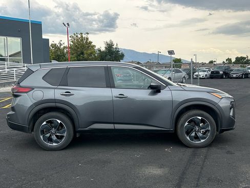 Used 2025 Nissan Rogue SV AWD/4WD image 2