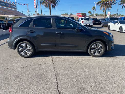 Used 2022 Kia Niro EX FWD image 4