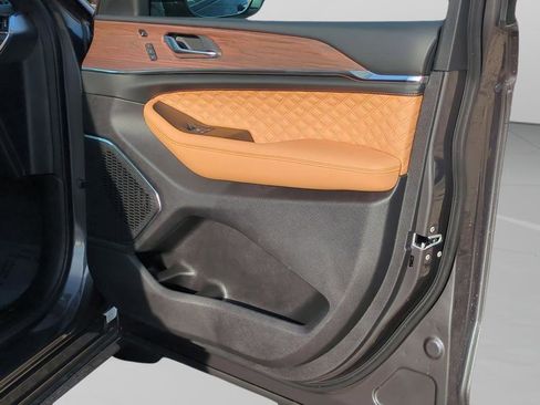 New 2025 Jeep Grand Cherokee L Summit w/ MOPAR Finishing Package AWD/4WD image 31