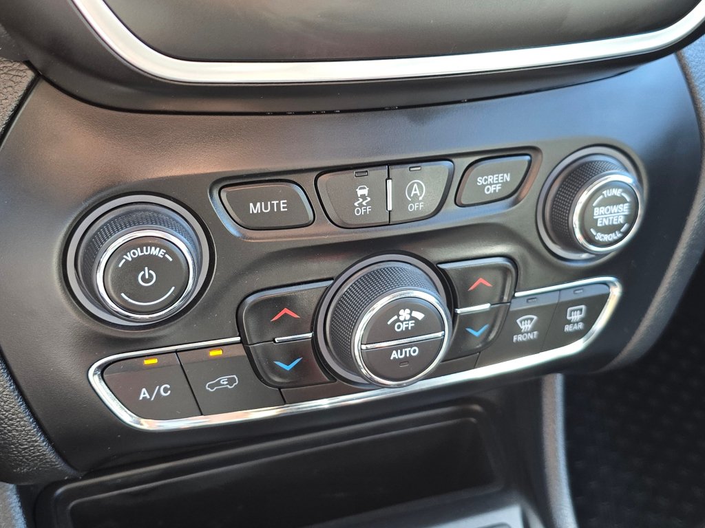 Used 2020 Jeep Cherokee Latitude Plus AWD/4WD image 11