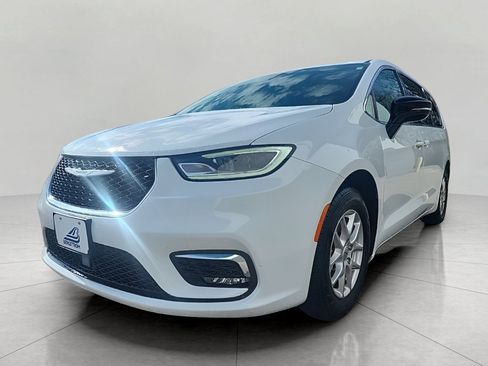 Used 2024 Chrysler Pacifica Touring-L FWD image 3