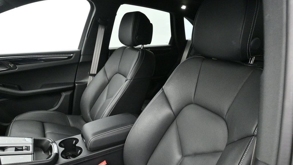 Certified 2026 Porsche Macan S AWD/4WD image 4