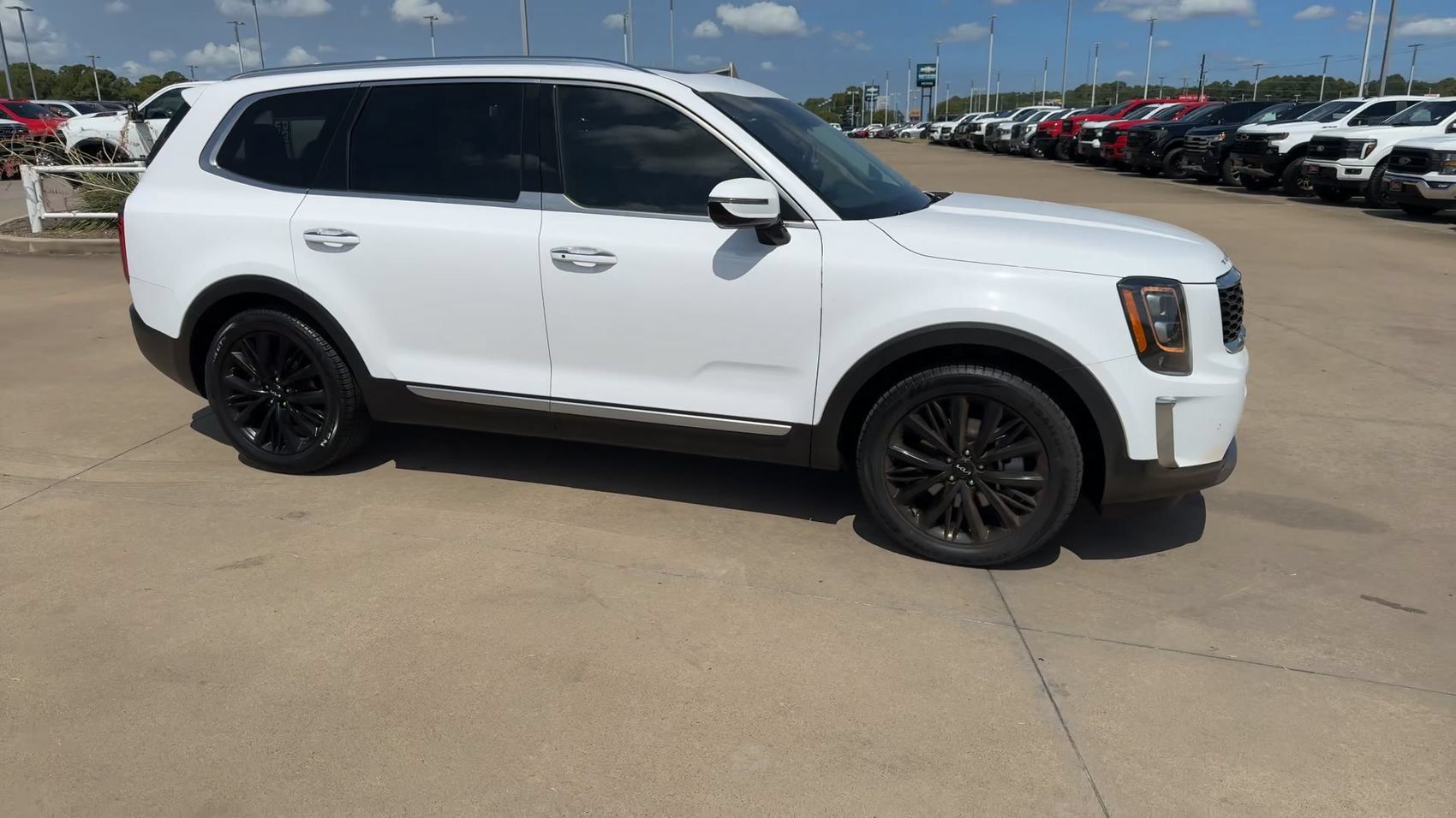 Used 2022 Kia Telluride SX w/ Towing Package FWD image 2