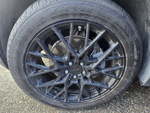 Used 2018 Land Rover Range Rover Velar S image 8