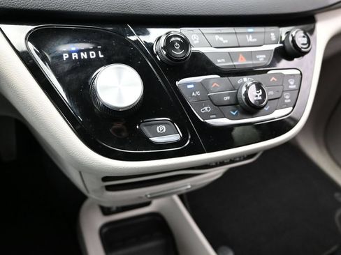 Used 2023 Chrysler Pacifica Touring-L FWD image 43