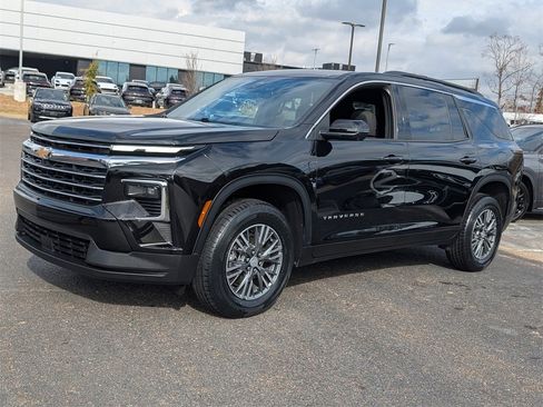 Used 2024 Chevrolet Traverse LT image 3