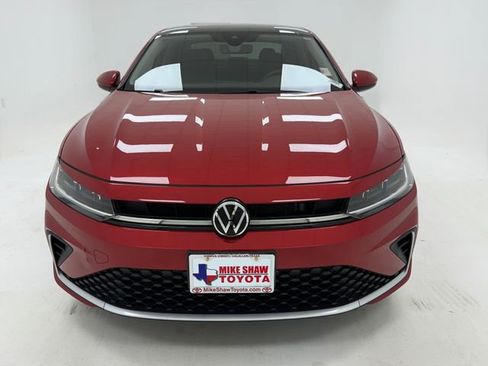 Used 2025 Volkswagen Jetta SE FWD image 3