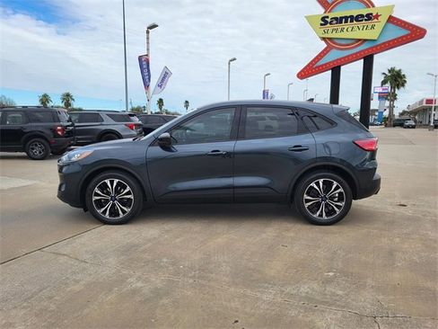 Used 2022 Ford Escape SE w/ SE Sport Appearance Package image 2