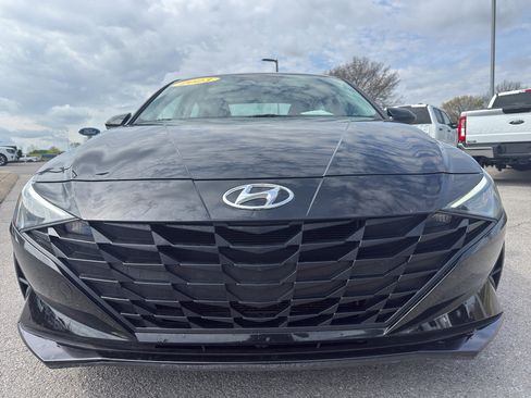 Used 2023 Hyundai Elantra SEL image 2