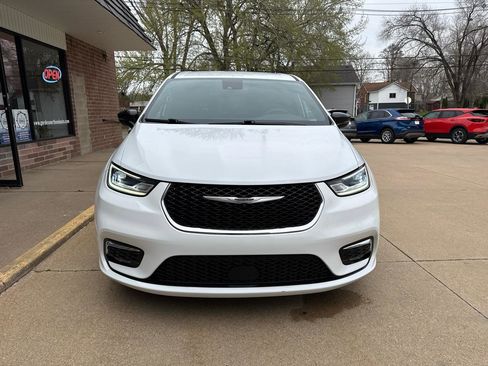 Used 2025 Chrysler Pacifica Select image 28