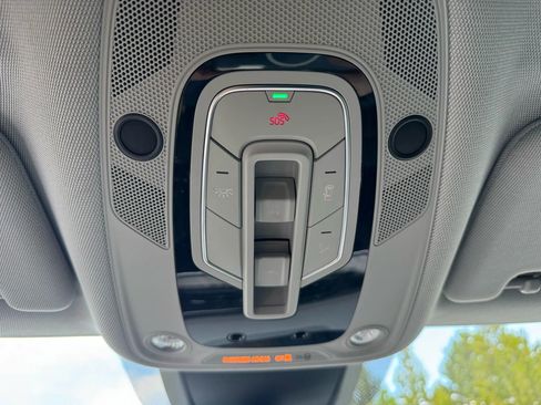 Used 2021 Audi e-tron Premium Plus w/ Premium Plus Package image 46