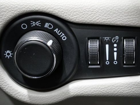 Used 2023 Chrysler Voyager LX image 14