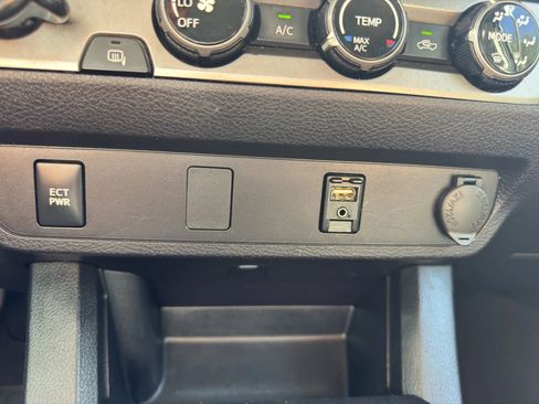 Used 2018 Toyota Tacoma SR image 30