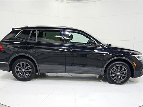 Used 2024 Volkswagen Tiguan SE FWD image 9