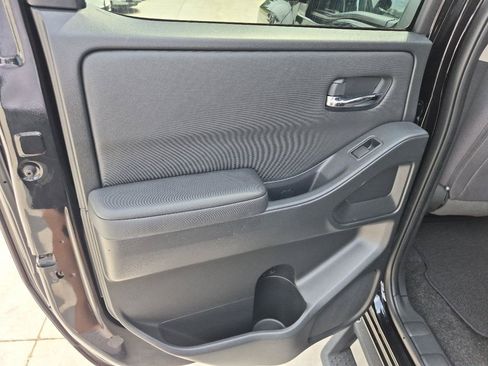 Used 2022 Nissan Frontier SV AWD/4WD image 11