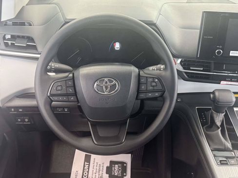 Used 2026 Toyota Sienna LE FWD image 13