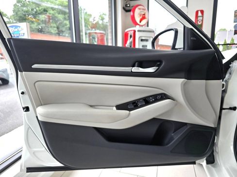 Used 2023 Nissan Altima 2.5 SV AWD/4WD image 16