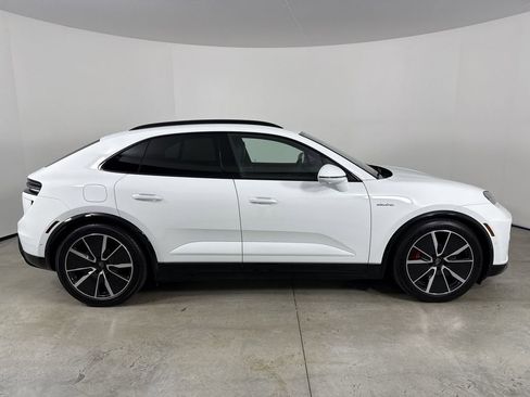 Certified 2025 Porsche Macan Turbo Electric AWD/4WD image 8