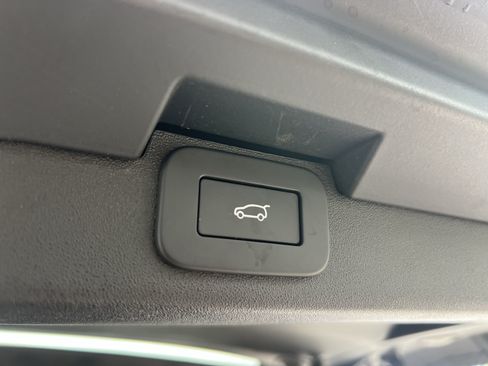 Certified 2025 Land Rover Discovery S AWD/4WD image 39