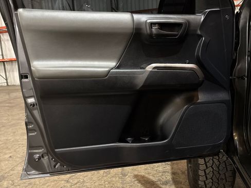 Used 2021 Toyota Tacoma SR5 w/ Technology Package image 10