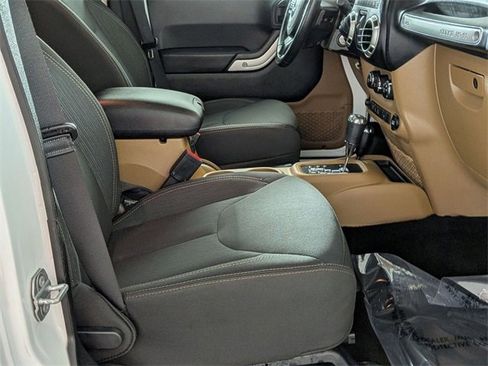 Used 2017 Jeep Wrangler Unlimited Rubicon w/ Connectivity Group image 26