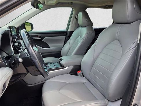 Used 2021 Toyota Highlander XLE FWD image 11