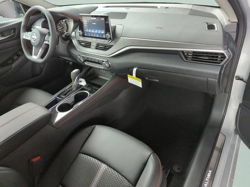 Used 2025 Nissan Altima 2.5 SR FWD image 13