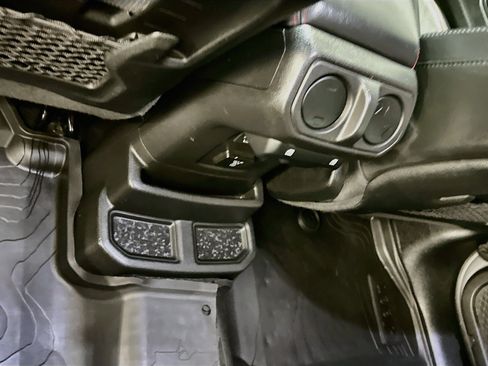 Used 2022 Jeep Wrangler Unlimited Rubicon w/ Cold Weather Group AWD/4WD image 28