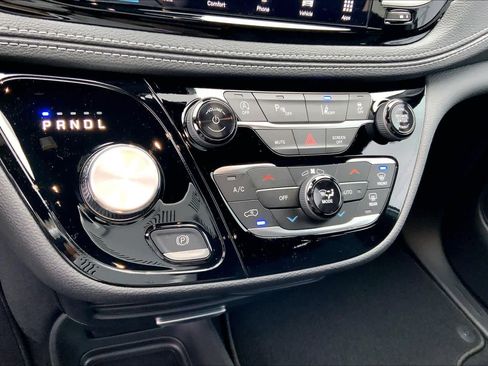 New 2026 Chrysler Pacifica Select image 16