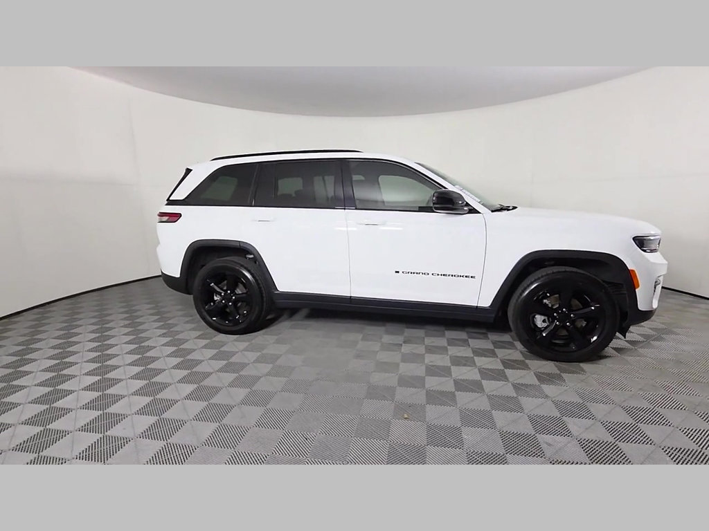 Used 2023 Jeep Grand Cherokee Limited w/ Black Appearance Package AWD/4WD image 35