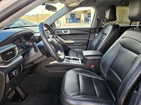 Used 2023 Ford Explorer XLT w/ Equipment Group 202A RWD image 9