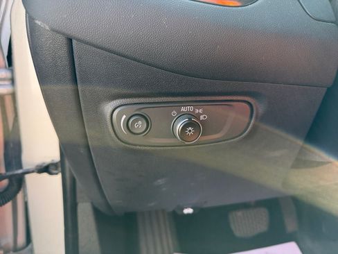 Used 2021 Chevrolet Equinox LS FWD image 23
