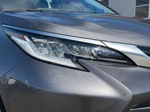 Used 2021 Toyota Sienna Limited image 18