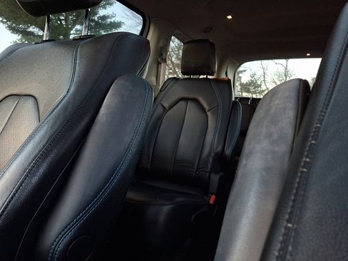 Used 2021 Chrysler Pacifica Touring-L w/ Uconnect Theater Family Group image 18