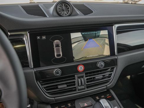 Certified 2025 Porsche Macan image 16