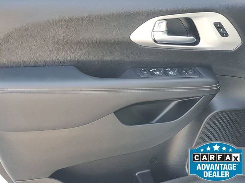 Used 2023 Chrysler Pacifica Limited w/ S Appearance Package image 44