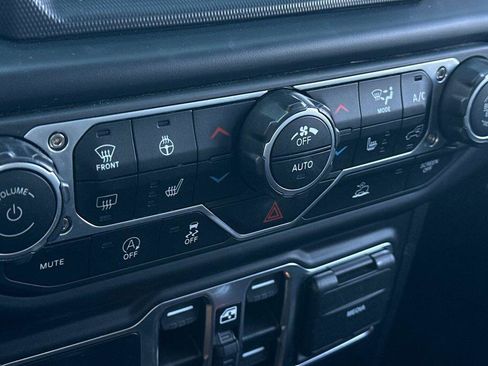 Used 2023 Jeep Gladiator Mojave w/ Cold Weather Group image 19